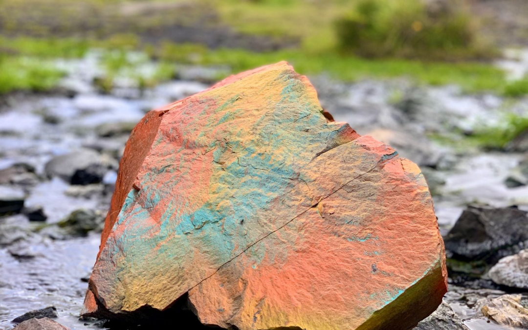 pierre multicolore Islande rivière montagnes kinésiologie Véronique Boiret